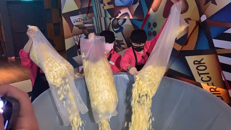 超大水桶裝入爆米花。吳慧芬攝