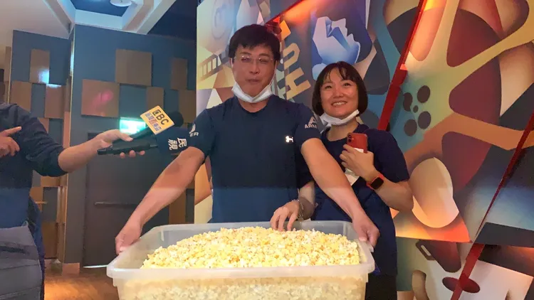 搶頭香的夫妻，收納箱裝滿爆米花。吳慧芬攝