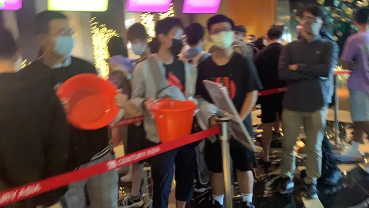 臉盆拿來裝爆米花。吳慧芬攝