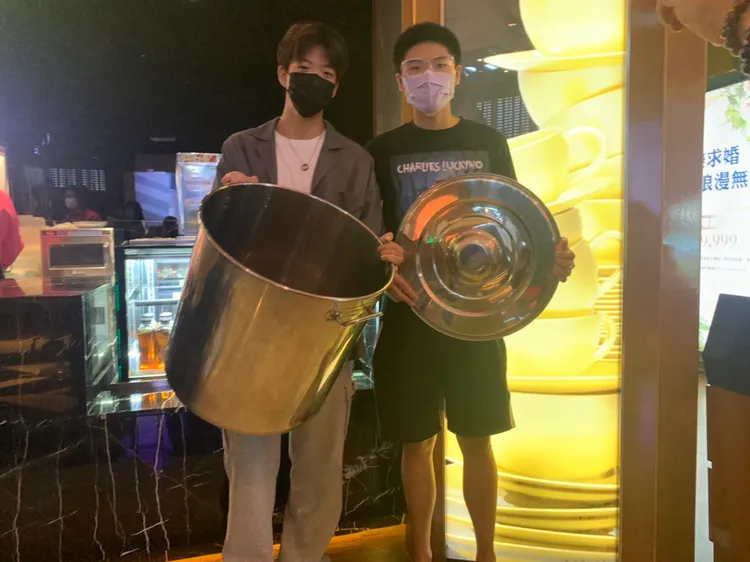 水桶也從家裡搬到影城，當成爆米花是容器。吳慧芬攝