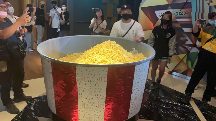 花了一個多小時的時間，1600公升的大塑膠桶才被裝滿。吳慧芬攝