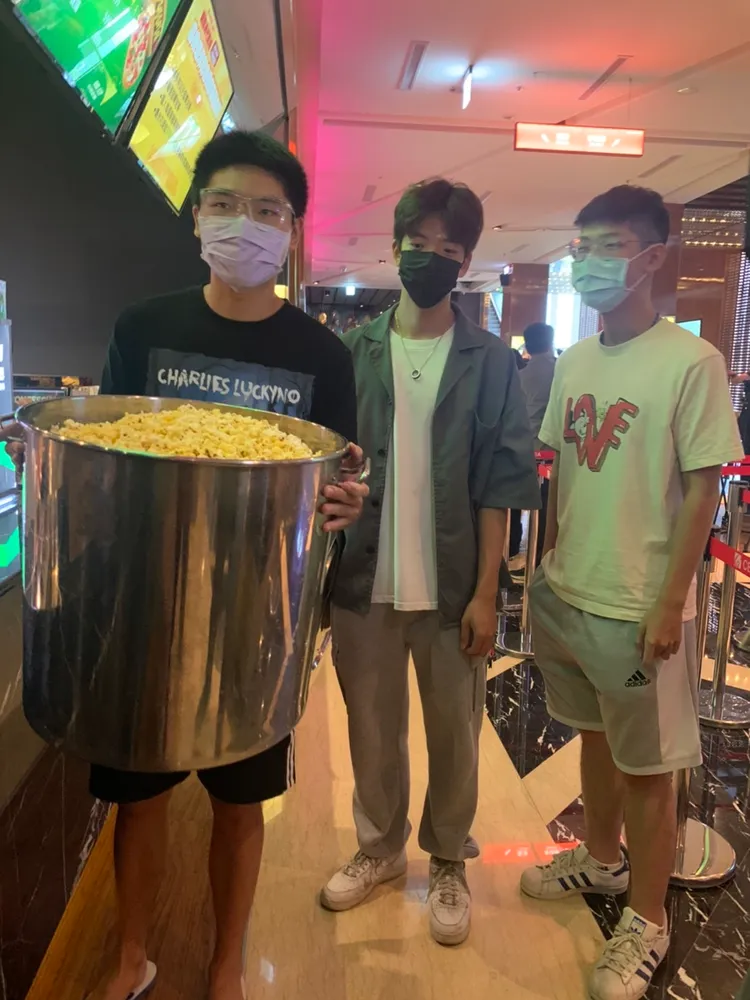 水桶裝滿爆米花，消費者顯得非常開心。吳慧芬攝