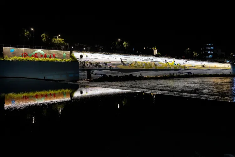 北勢溪茶博館前護岸彩繪牆，當燈光打上牆面帶來另種寧靜。水利局提供