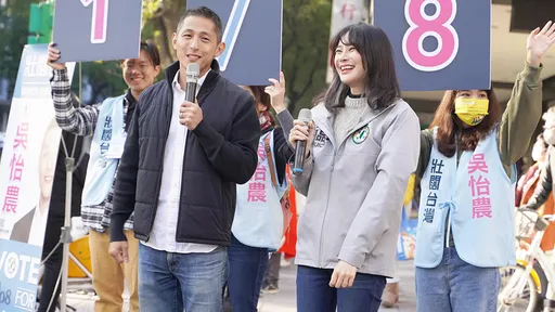 吳怡農跪地看顧車禍騎士　媒體人「視農恭傷」譏故作姿態擺拍