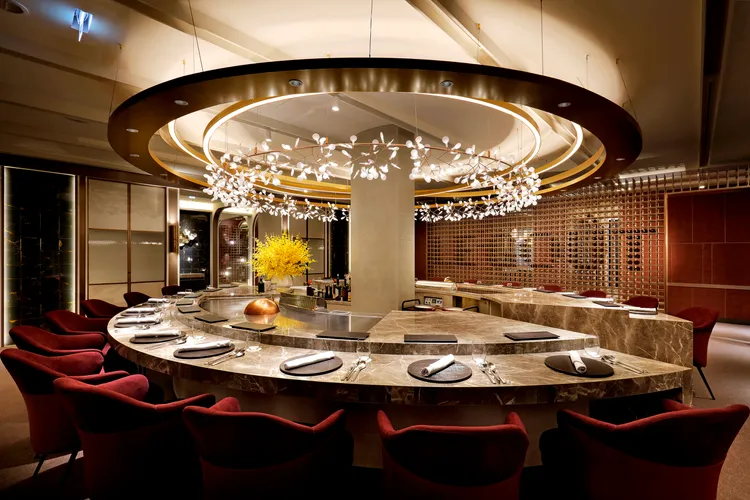 五星級飯店裝潢搭配奢華菜單，「Le Goût樂葵法式鐵板燒」標榜走親民價位，開幕以來天天客滿。業者提供