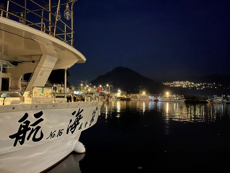 深澳漁港夜景。新北市府提供