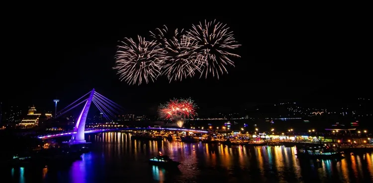 淡水第二漁港高空煙火展演。新北市府提供