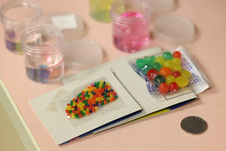 五顏六色的「水晶寶寶」，泡水後即膨脹（如瓶中物），幼兒誤食恐釀窒息或腸堵塞急症。侯昌騰攝