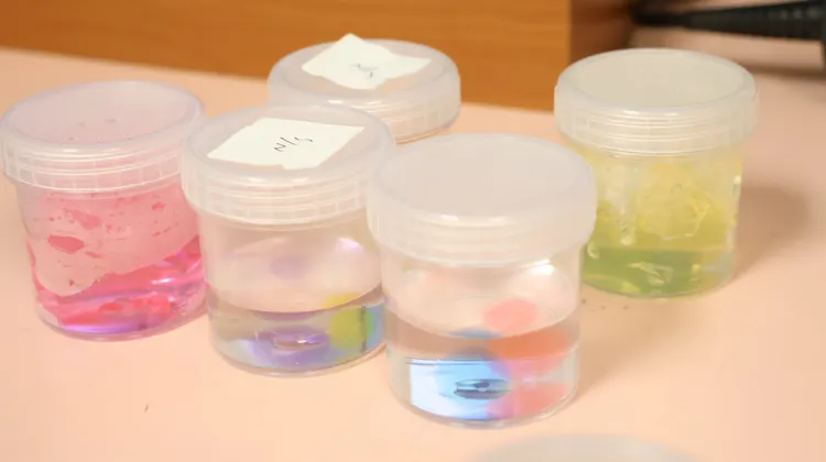 五顏六色的水晶寶寶泡水後即膨脹，幼兒若誤食進腸道，可能造成腸堵塞。侯昌騰攝