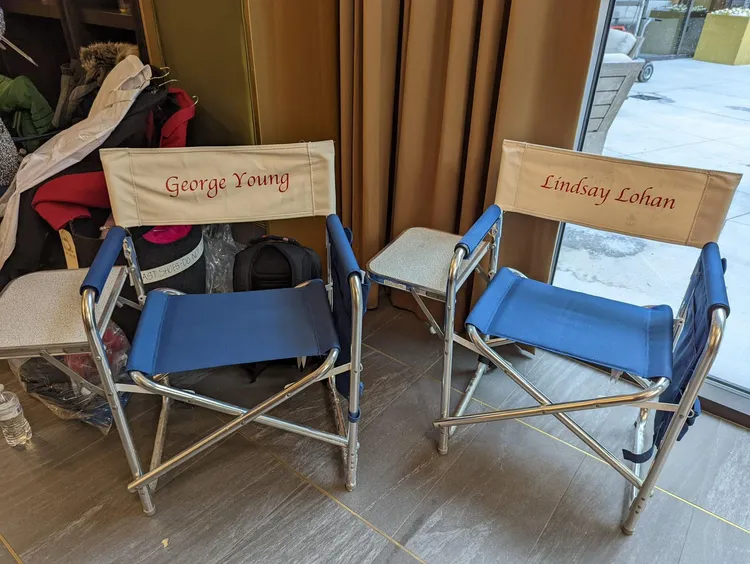 George分享他與琳賽在片場的休息椅。