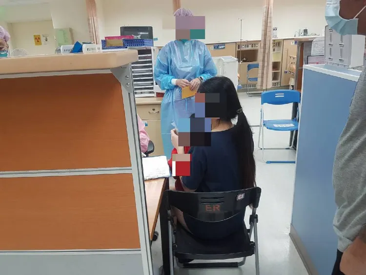 經警方開道護送前往醫院治療，吃糖果噎住的女童沒有生命危險，父母相當感激。讀者提供