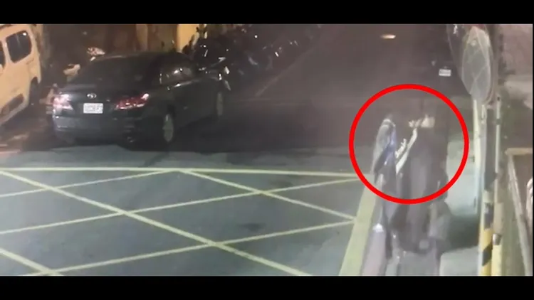 界賊以雨衣遮蓋車牌。翻攝畫面