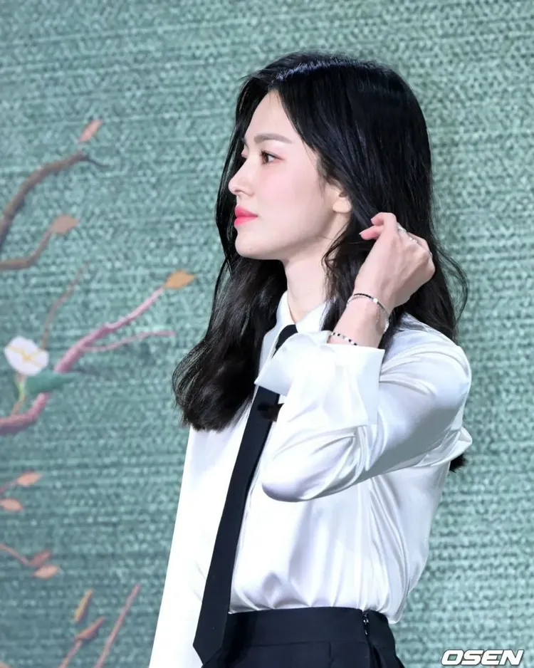 宋慧喬於新戲記者會中，一雙戴上總價近百萬元法國珠寶品牌CHAUMET作品的纖纖玉手，看來貴氣十足。翻攝OSEN網站