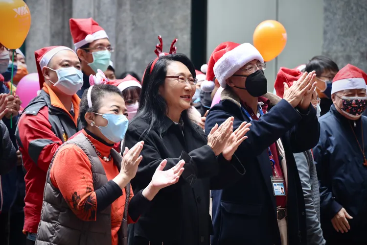 宏達電董事長王雪紅(左)與夫婿陳文琦(右)今出席威盛平安夜活動。林林攝