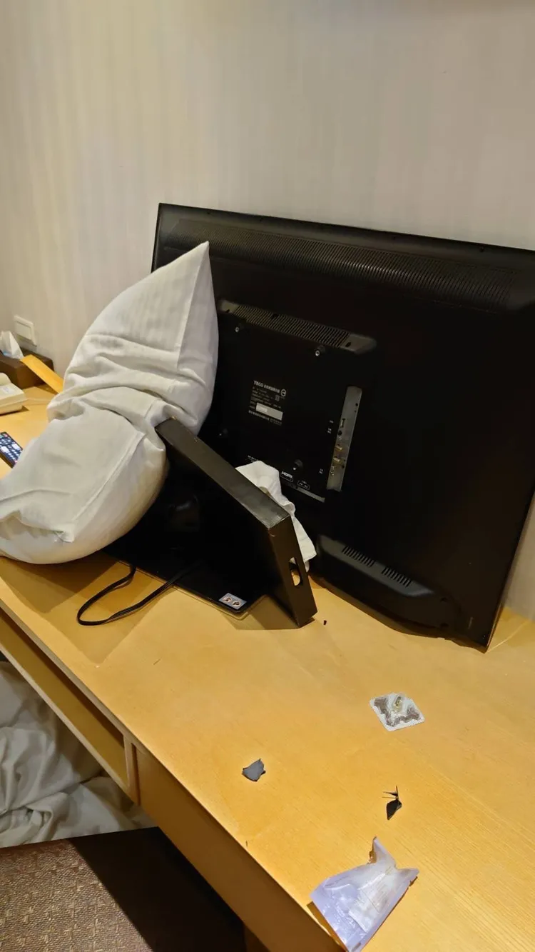 有旅店的電視被破壞。讀者提供