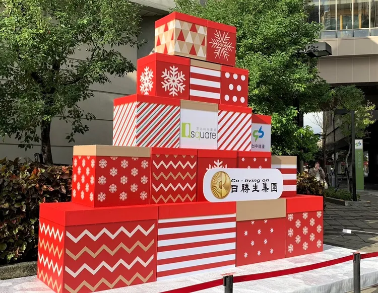 中捷文心崇德站不但站前有聖誕禮物箱裝置藝術，走進站內還有中信兄弟錄製耶誕祝福錄音播放，就是要給爪迷驚喜。台中捷運公司提供