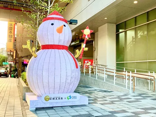 這個月搭中捷很聖誕! 小雪人迎賓、許願圈陪歡度佳節