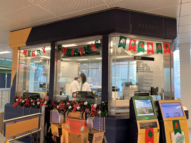 台中捷運各車站詢問櫃檯也裝飾聖誕小物，充滿歡樂氣氛。台中捷運公司提供