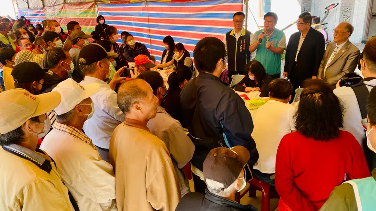 市議員陳昆和感佩善舉，希望市府也能注重溪北建設。王志弘攝