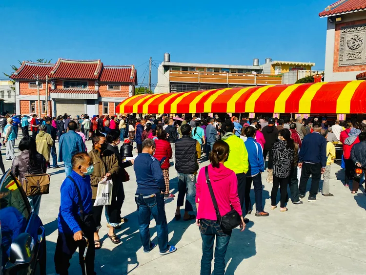 10點開始發放，不少鄉親提前到場排隊等候。王志弘攝