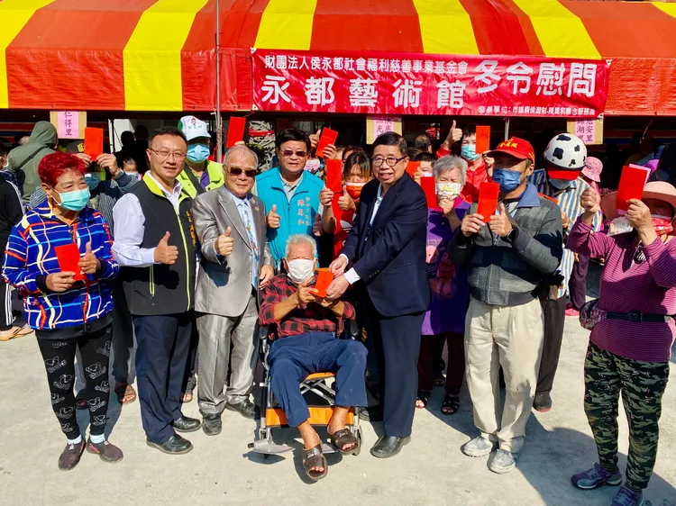 南紡購物中心董座侯博明(中)霸氣喊「企業該認養故鄉」，鄉親拍手叫好。王志弘攝