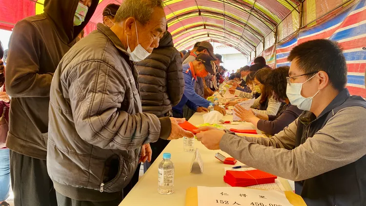 每人至少可領到3千元紅包。王志弘攝