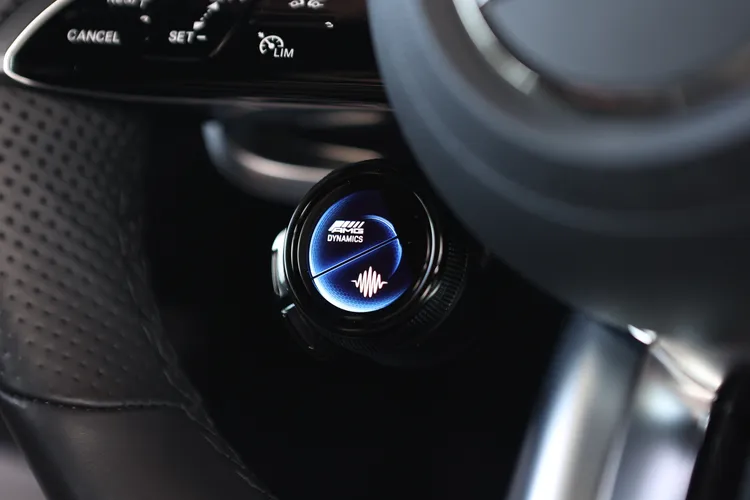 方向盤上擁有AMG專屬各式設定快捷鍵。翁玉信攝