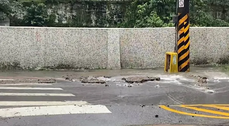 基金一路路面水管破裂，目前工程單位已介入搶修。翻攝畫面