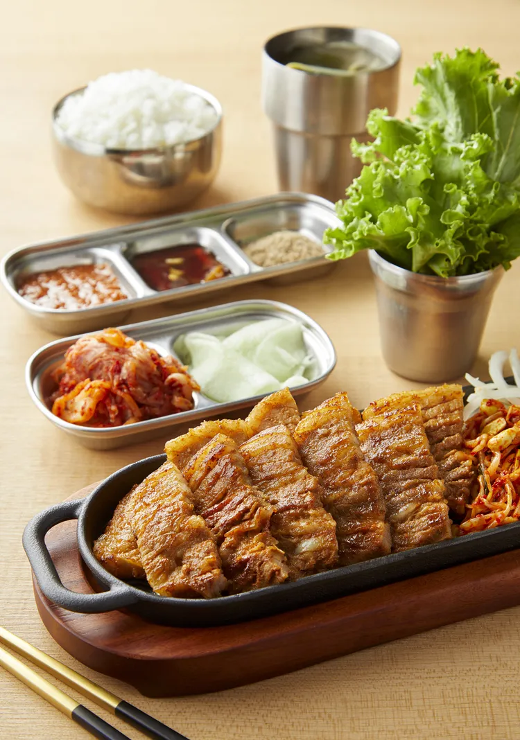 台韓合作的「八色烤肉mini」，首創「獨食」韓式燒肉套餐。業者提供