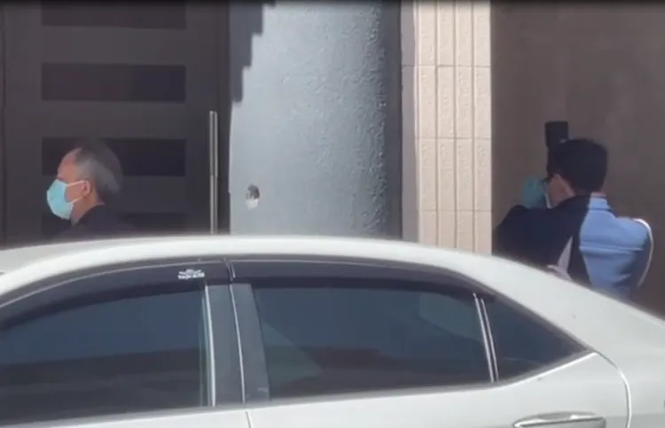 台中市警局鑑識中心人員，今天重返命案現場仔細勘驗。王煌忠攝