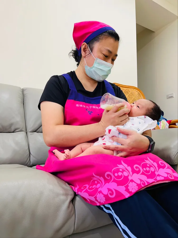 高雄市坐月子到宅服務協助新生兒照顧，提供育兒指導。高市社會局提供