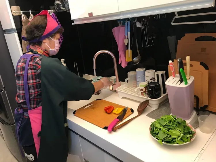 高雄市產婦可選擇專業月嫂到府烹煮月子餐的坐月子服務。高市社會局提供