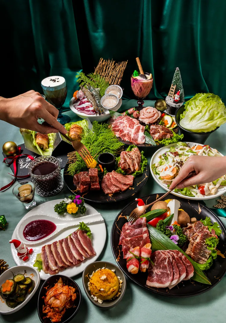 燒肉同話經典店推出金勾盃聖誕跨年限定套餐，雙人2428元、三人3738元。這一鍋提供