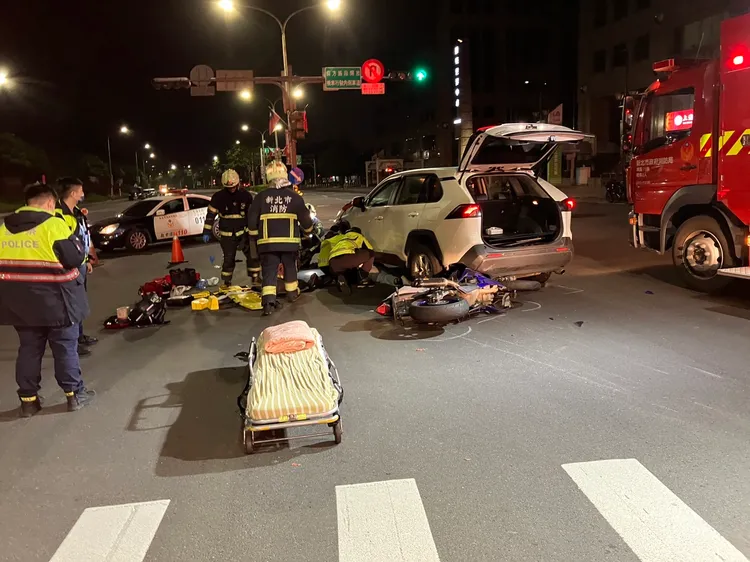 女騎士受困車底，消防人員到場救援。翻攝畫面