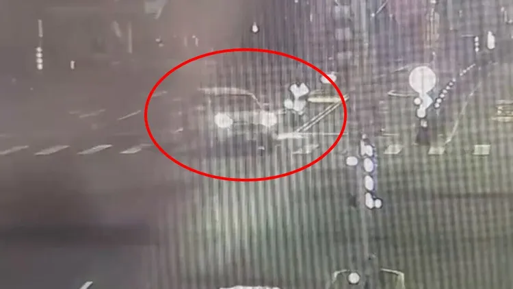 多元計程車從外側突然要迴轉，後方女騎士反應不及撞上。翻攝畫面