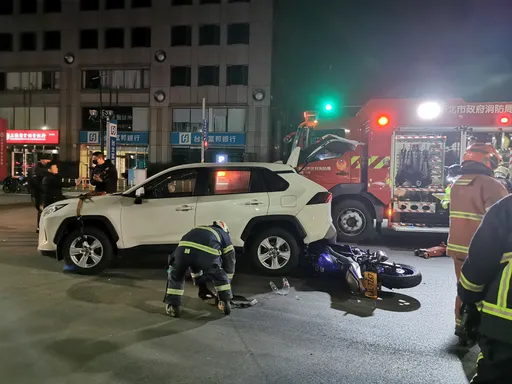 鬼切害人!多元計程車外車道突然左迴轉 重機R3女騎士撞上卡車底命危