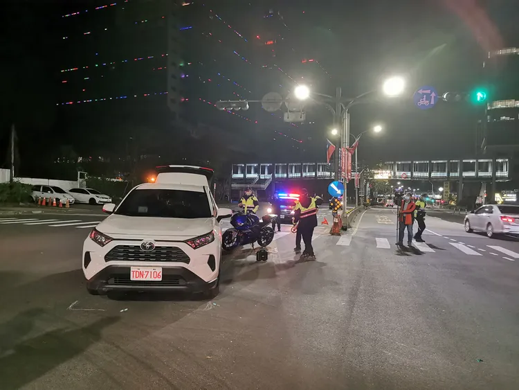 多元計程車當時要迴轉。陸運鋒攝