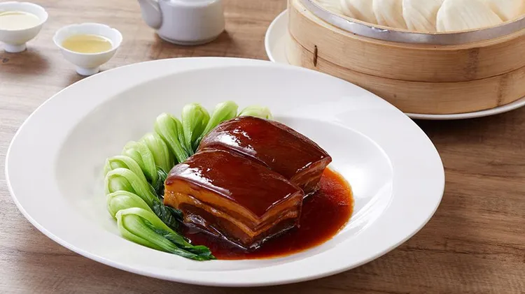 招牌菜色「寧式東坡肉」附餅皮單點1,888元，每月平均外帶高達500份以上。台北天成大飯店提供