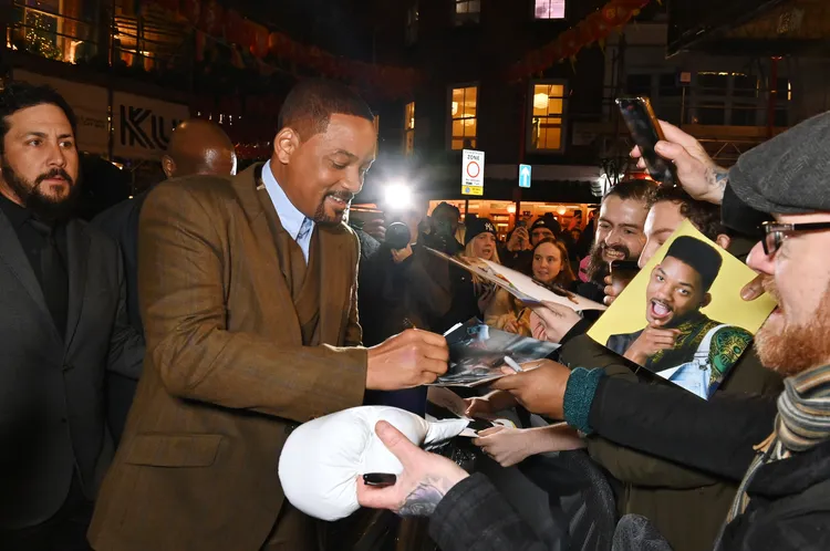 威爾史密斯日前在倫敦首映會上展現親和力，開心替影迷簽名。Apple TV+提供