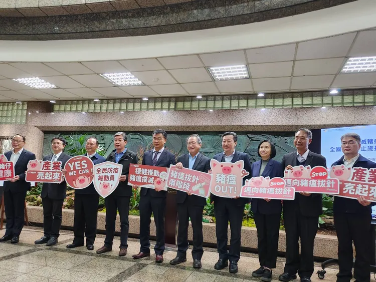 農委會今召開記者會公布明年起禁打豬瘟疫苗。胡順惠攝