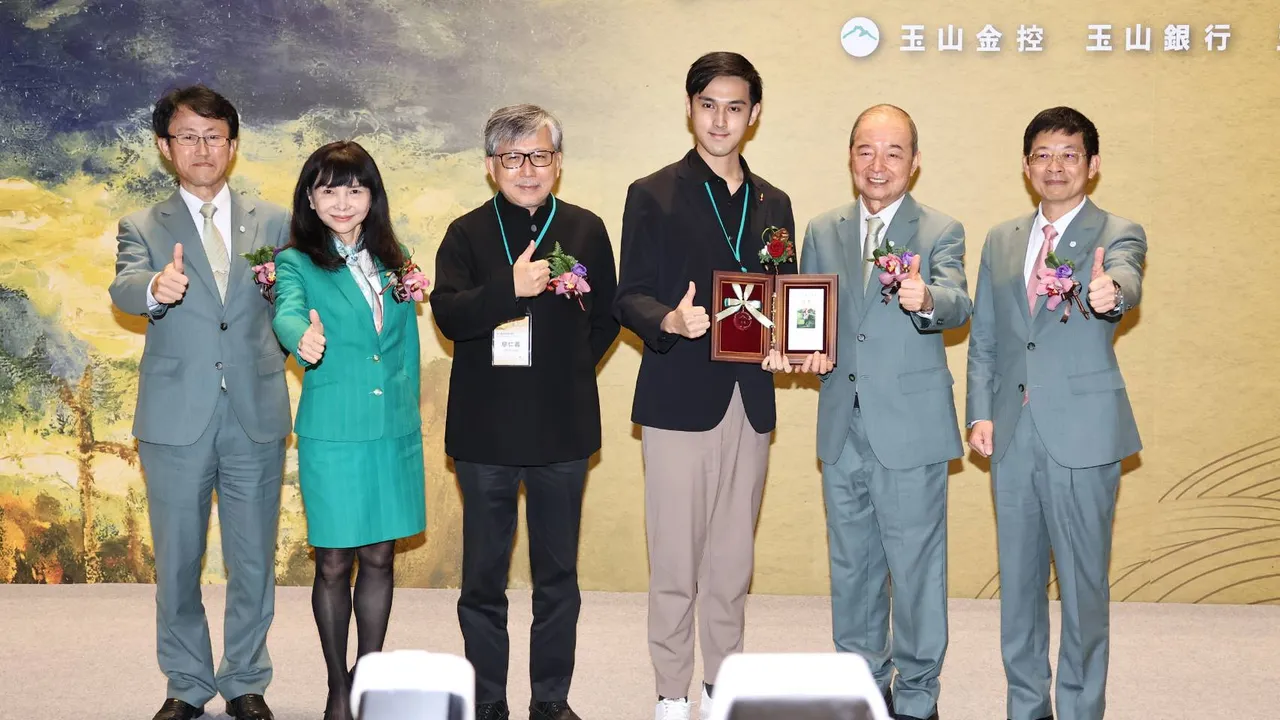 玉山30周年畫家畫玉山頒獎典禮。右一為玉山銀董座黃男州,右二為玉山金董座黃永仁,左二為玉山金總經理陳美滿。葉志明攝