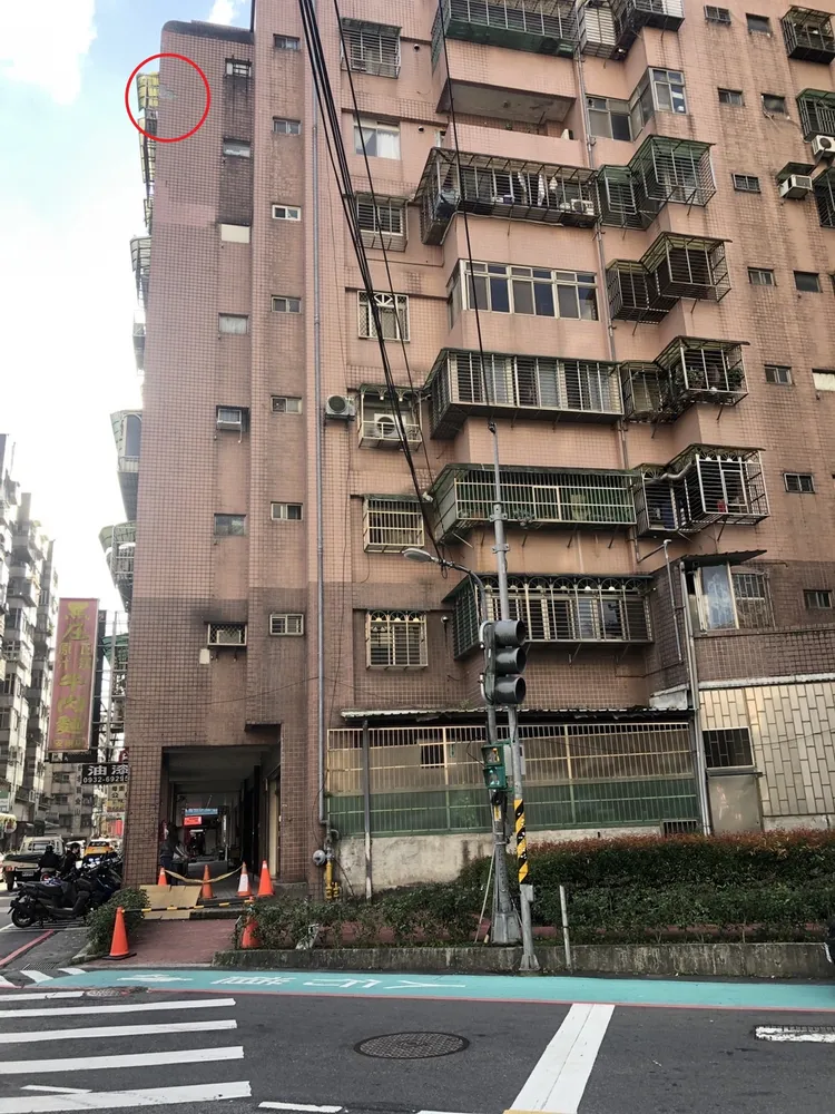 洪男經過的大樓8樓處外牆磁磚有剝落痕跡。警方提供