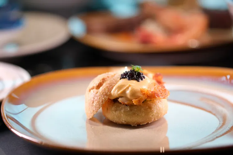 龍蝦泡芙佐海膽醬是個小巧的鹹味點心，鹹鮮誘人。陳志淵攝