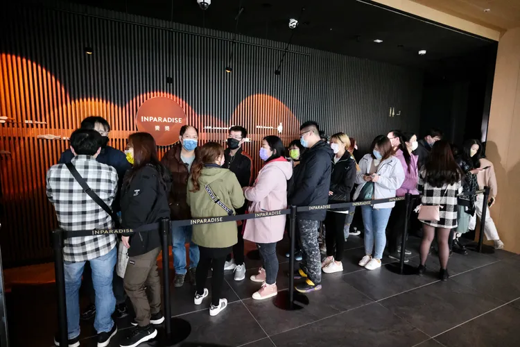 還未到營業時間，饗饗INPARADISE新莊店門口就已大排長龍。陳志淵攝