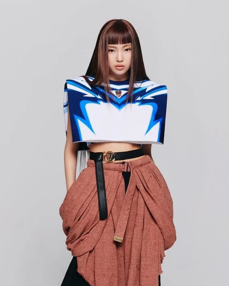 Hyein穿上LV 2023早春度假系列新裝造型的形象照，正式被品牌官宣成為代言人。翻攝newjeans_official IG