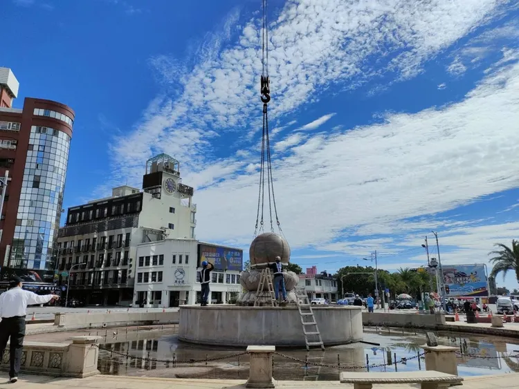 花蓮市標石來運轉11噸重圓石正維修打磨中。花蓮市公所提供