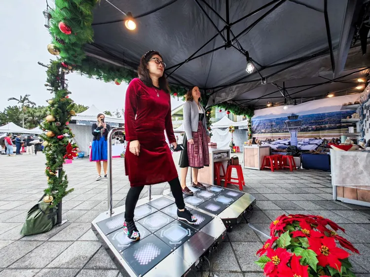 慕尼黑機場帶來巴伐利亞特色跳舞機。田欣雲攝