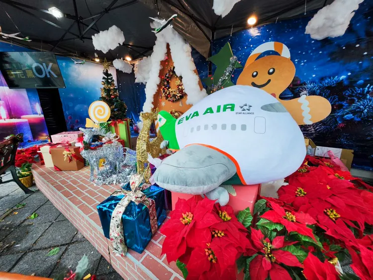 長榮航空打造聖誕主題拍照專區。田欣雲攝