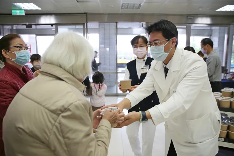 何宗融將臘八粥送到民眾手中，分享佛教節慶的喜悅。花蓮慈濟醫院提供