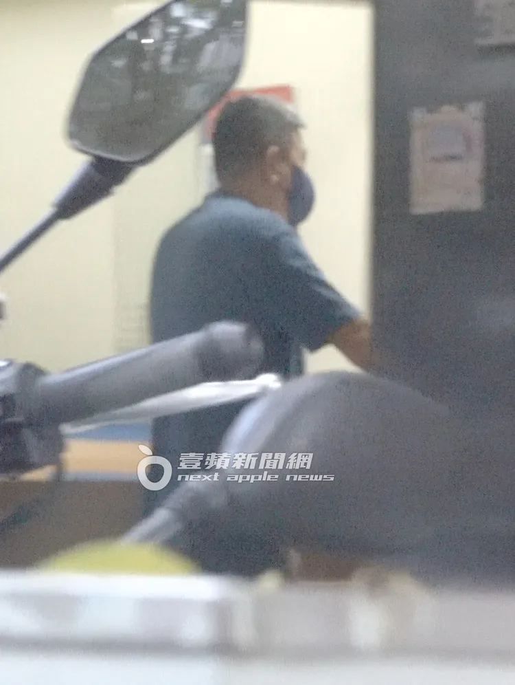 中華籃協常務理事閻家驊教練，在林森北路上講完手機後，走進附近的某棟住商混合大樓。特勤中心攝